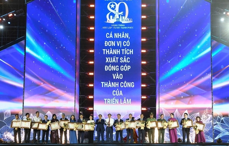 Bộ Dân tộc và Tôn giáo được tặng Bằng khen của Thủ tướng Chính phủ và đạt giải thưởng  “Không gian trưng bày tiêu biểu”
