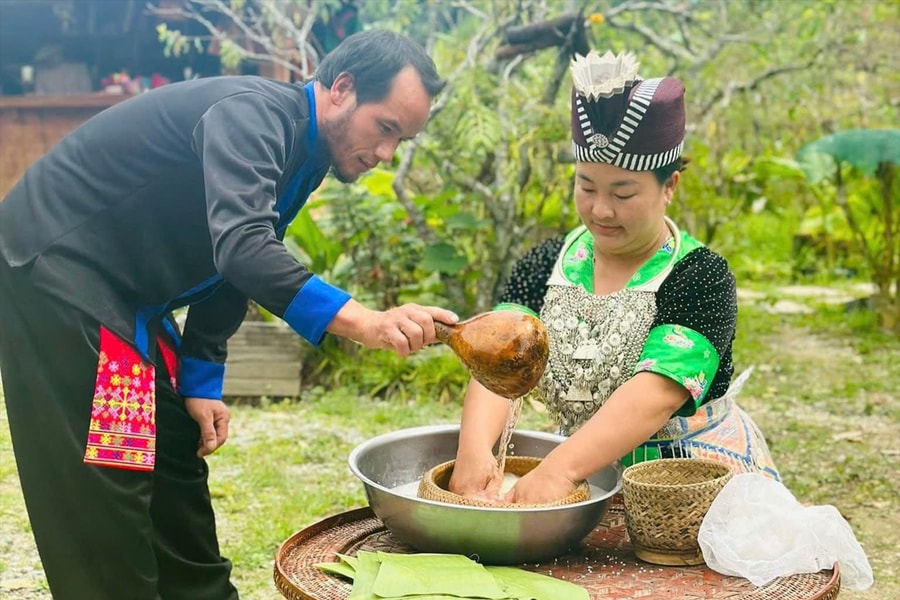 Chuyện về món bánh dày của đồng bào Mông ở Cổng trời Mường Lống