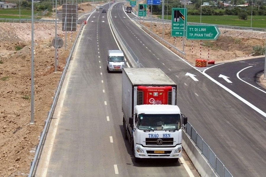 Cấm xe khách trên 29 chỗ và xe tải trên 7,5 tấn đi làn tốc độ cao nhất ở cao tốc