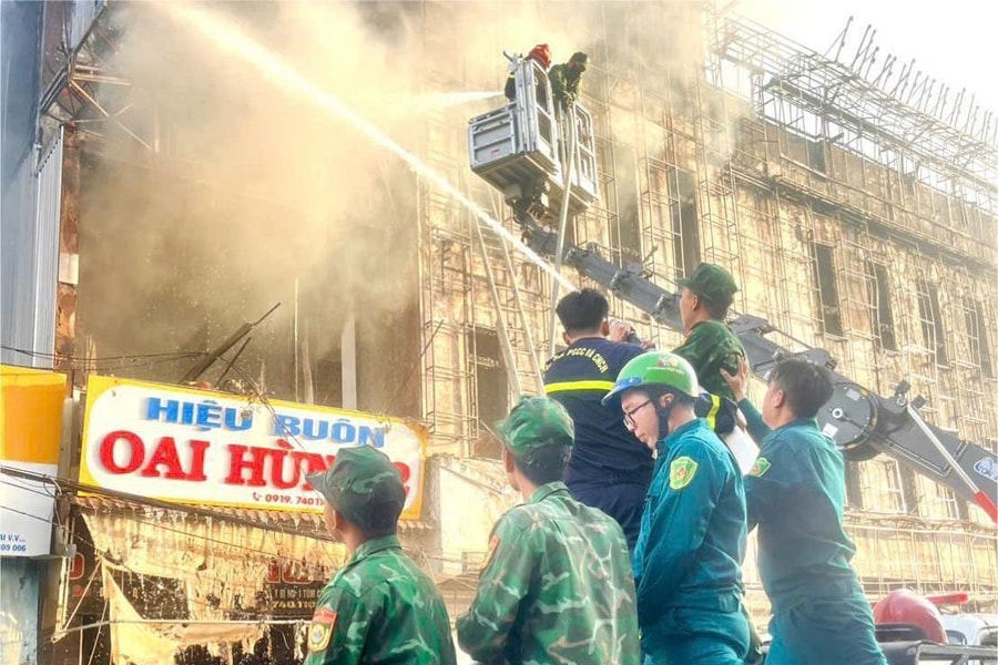 Cháy lớn lúc rạng sáng, thiêu rụi 2 cửa tiệm kinh doanh tại Cà Mau