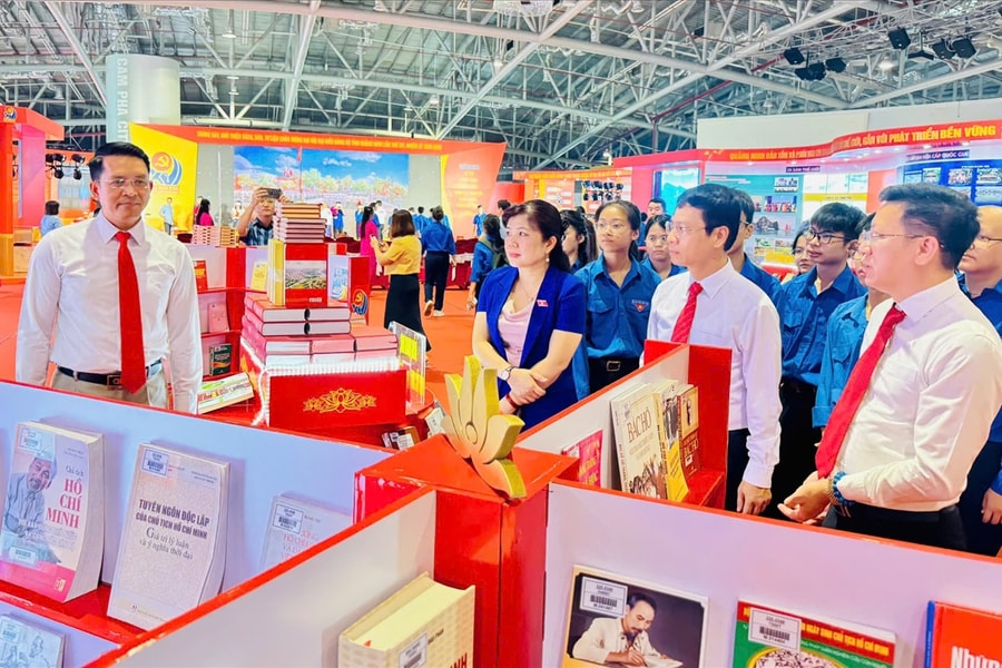 Trải nghiệm thực tế ảo tại triển lãm văn hóa chào mừng Đại hội Đảng bộ Quảng Ninh
