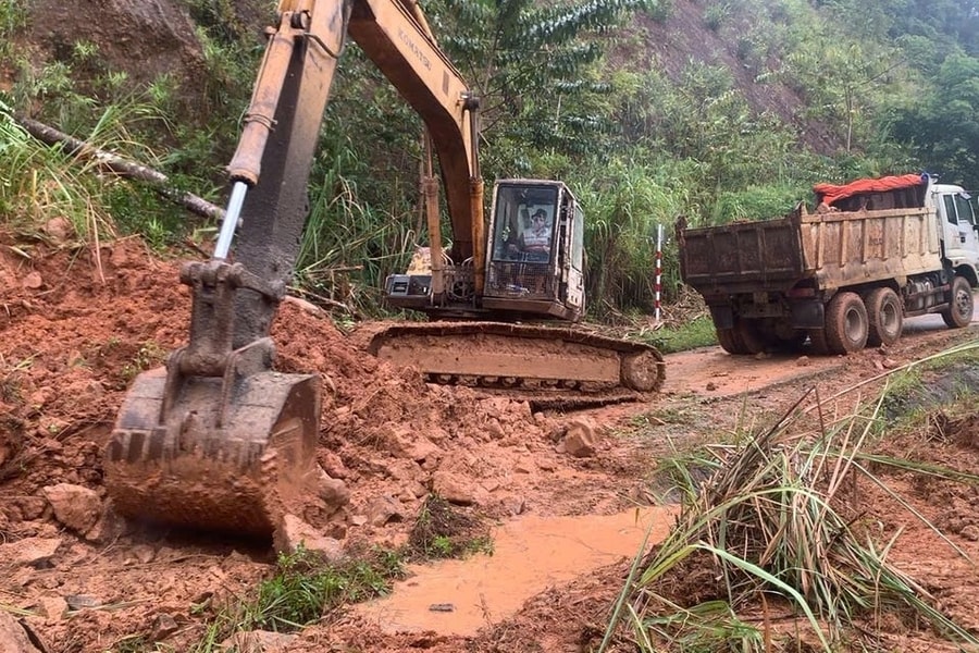 Quảng Ngãi: Huy động phương tiện, nhân lực khắc phục sạt lở trên tỉnh lộ 674
