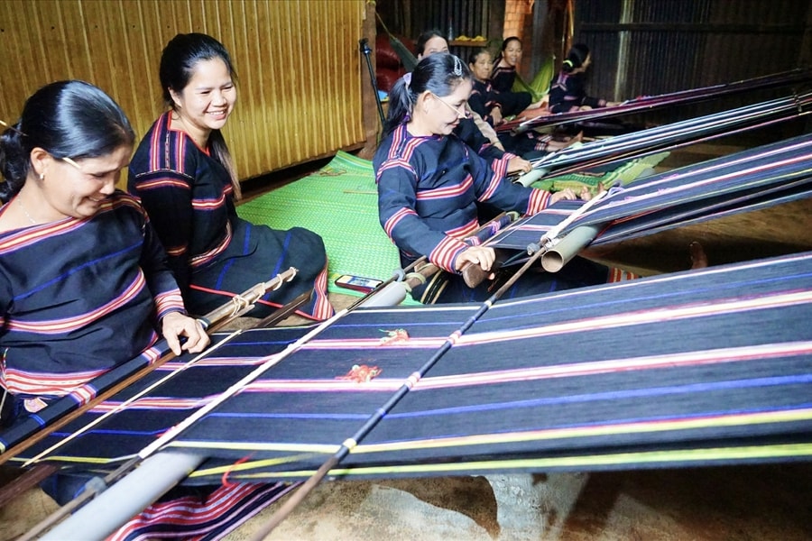 Thổ cẩm - sản phẩm khởi nghiệp hiệu quả của phụ nữ Gia Rai