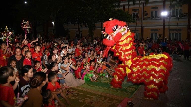 Ấm áp đêm hội trăng rằm nơi biên giới Pa Tần