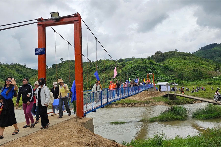 Quảng Ngãi: Đồng bào Gié Triêng phấn khởi khi có cầu treo mới