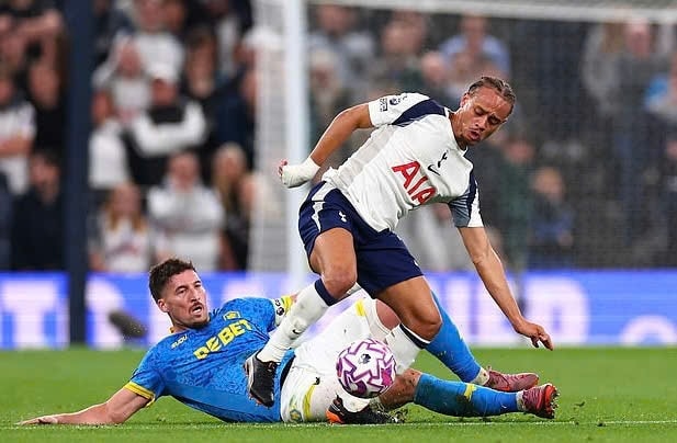 Tottenham thoát thua nhờ khoảnh khắc lóe sáng phút 90+4, Wolves tiếc nuối đánh rơi chiến thắng đầu tay