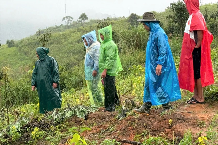 Quảng Ngãi: UBND xã Đăk Plô thăm hỏi, động viên các hộ dân di dời khỏi vùng có nguy cơ sạt lở
