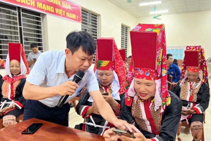 Từ “họp không giấy” đến quét QR điểm danh tại xã vùng cao Điền Xá