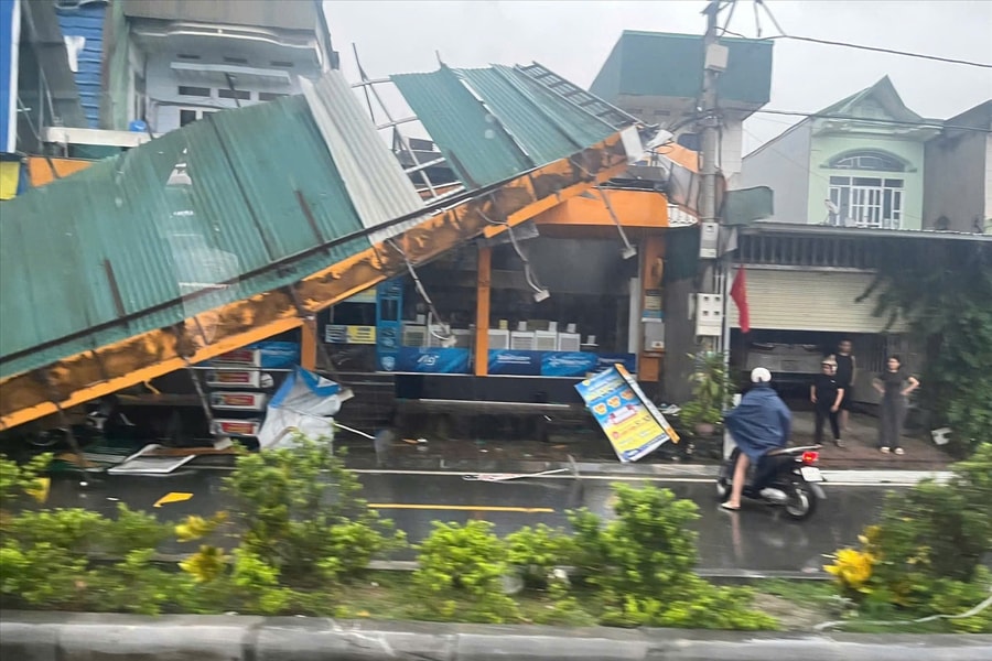 Dông lốc tại Đầm Hà làm 9 người bị thương, nhiều nhà tốc mái