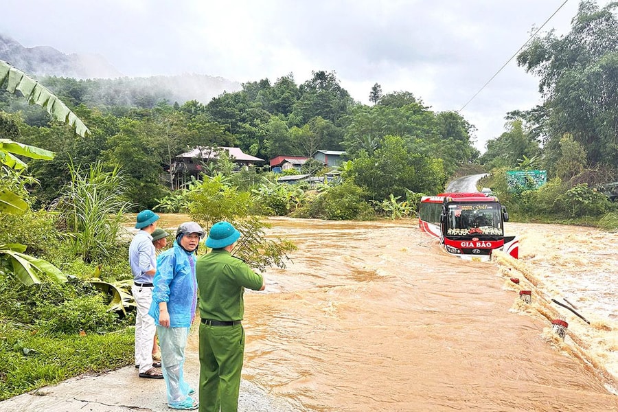 Tuyên Quang: Kịp thời giải cứu 15 người khỏi xe khách mắc kẹt giữa dòng lũ