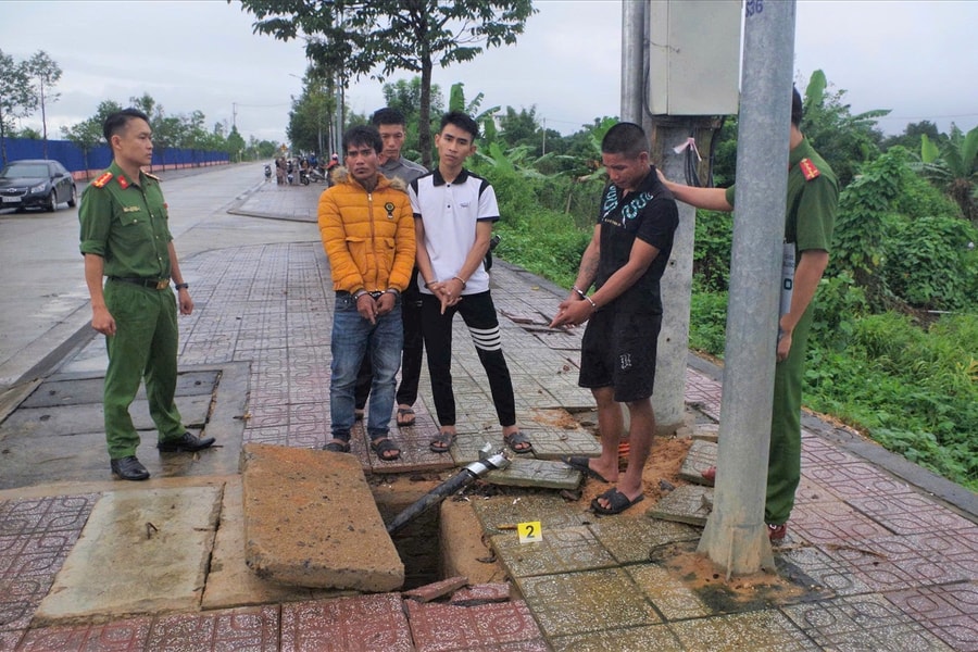 Quảng Ngãi: Cắt trộm dây cáp điện để bán phế liệu, 8 đối tượng bị bắt giữ