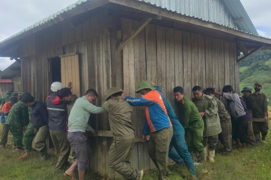 Tình quân dân sau bão số 10