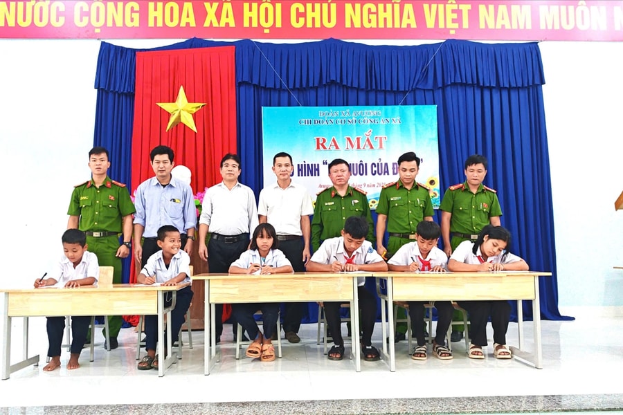 Công an xã miền núi nhận đỡ đầu 7 học sinh Cơ Tu
