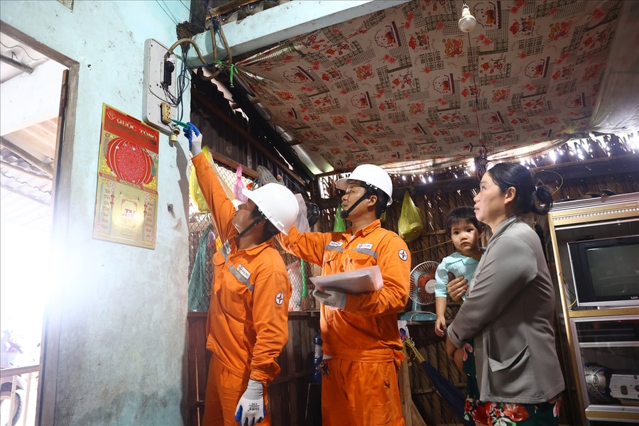 EVNSPC cảnh báo: Cẩn trọng với tai nạn điện trong mùa mưa bão, không để bất cẩn trở thành thảm họa