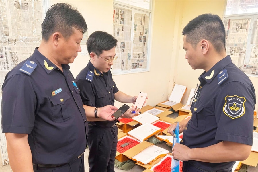 Bắt giữ gần 5.000 điện thoại di động và hơn 2.500 đôi giày nghi giả mạo nhãn hiệu nổi tiếng