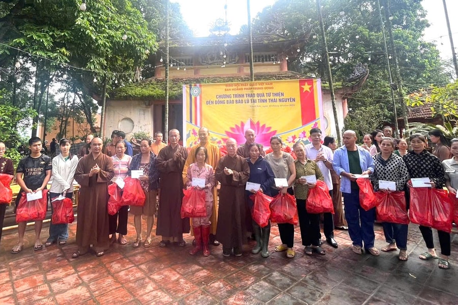 Giáo hội Phật giáo Việt Nam TP. Hà Nội trao quà cứu trợ người dân vùng lũ Thái Nguyên
