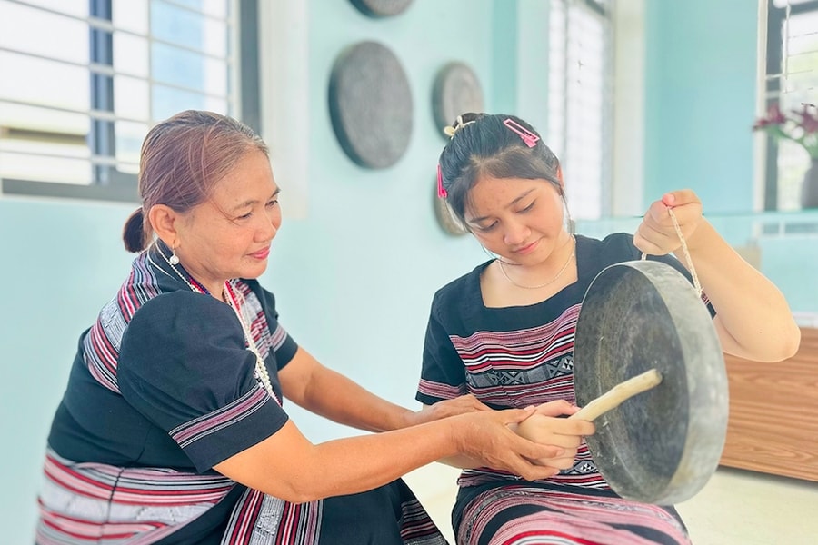 Nữ nghệ nhân Hrê dành trọn tâm huyết cho văn hóa truyền thống