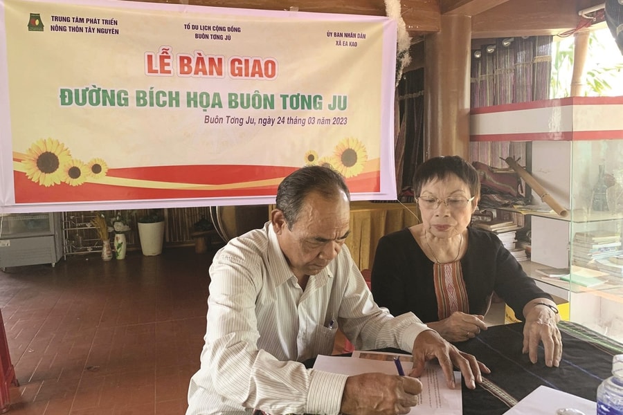 Nữ sĩ Linh Nga Niê Kdam: Hành trình “giữ lửa” văn hóa Tây Nguyên