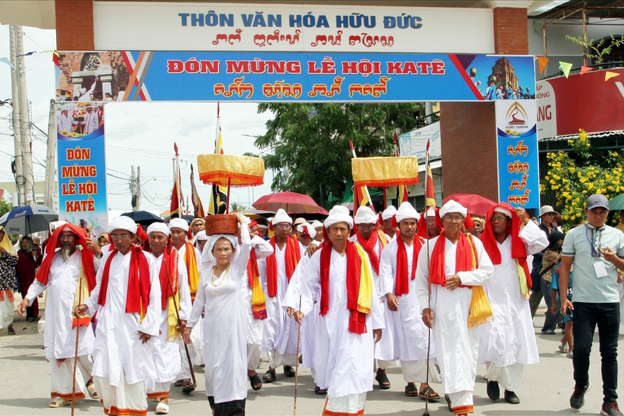 Khánh Hòa: Đồng bào Chăm làng Hữu Đức rước y trang và mừng đón Lễ hội Katê 2025