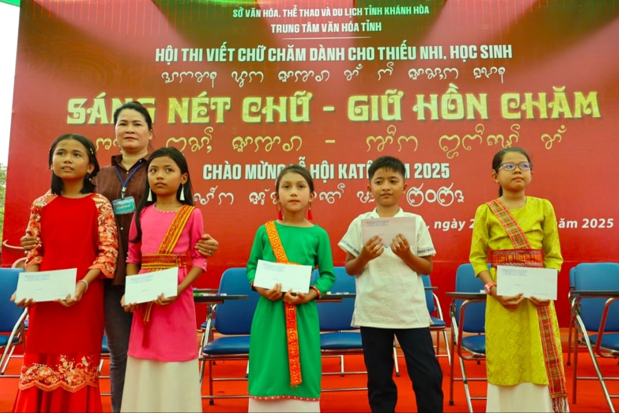 Sáng nét chữ - Giữ hồn Chăm
