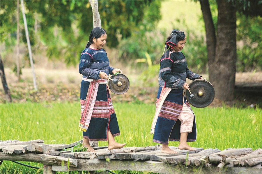 Những đôi tay mềm giữ nhịp chiêng ngân