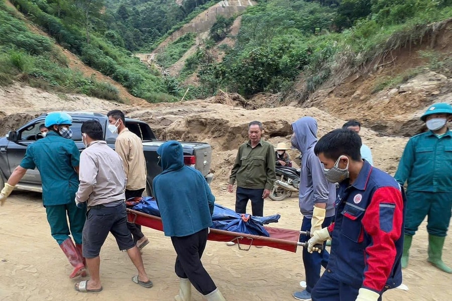 Đã tìm thấy nạn nhân cuối cùng vụ xe bán tải bị đất đá vùi lấp