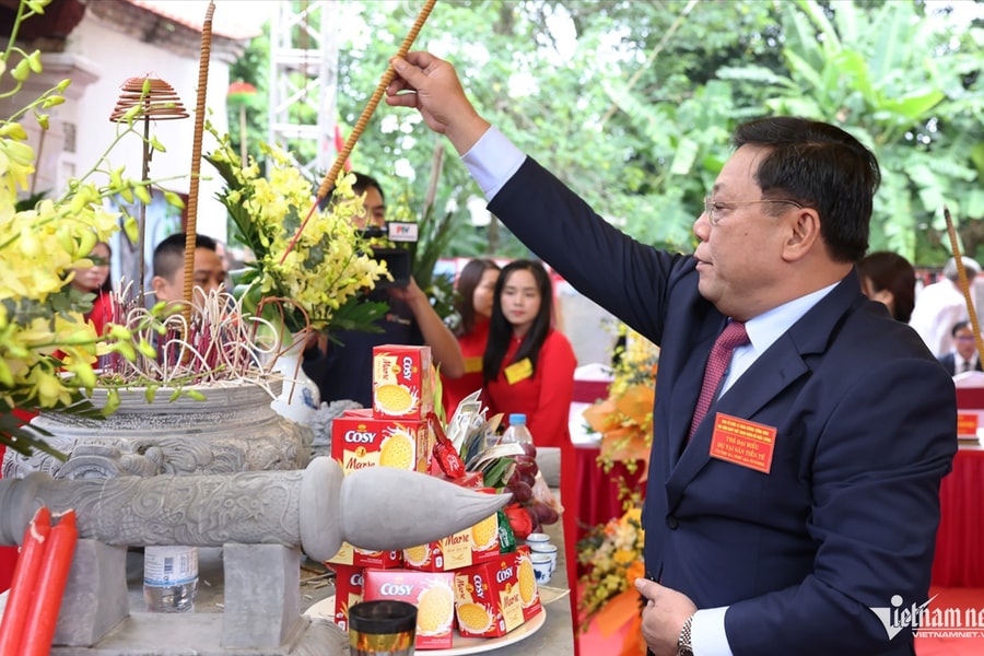 Thứ trưởng Bộ Dân tộc và Tôn giáo Nguyễn Hải Trung dâng hương tưởng niệm danh nhân Đỗ Khắc Chung
