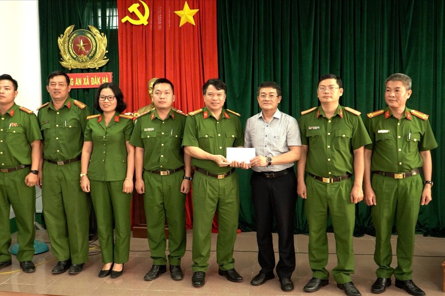 Quảng Ngãi: Thưởng nóng Công an xã vì thành tích bắt nhanh nghi phạm chém trọng thương 2 người ở nhà trọ