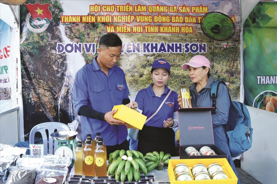 Người trẻ xây “nghiệp lớn” từ chính bản làng