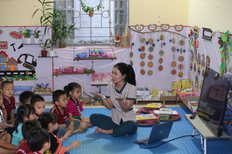 Mang yêu thương đến với thầy trò vùng cao