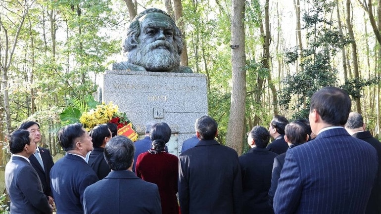 Tổng Bí thư Tô Lâm viếng mộ Karl Marx tại nghĩa trang Highgate, London