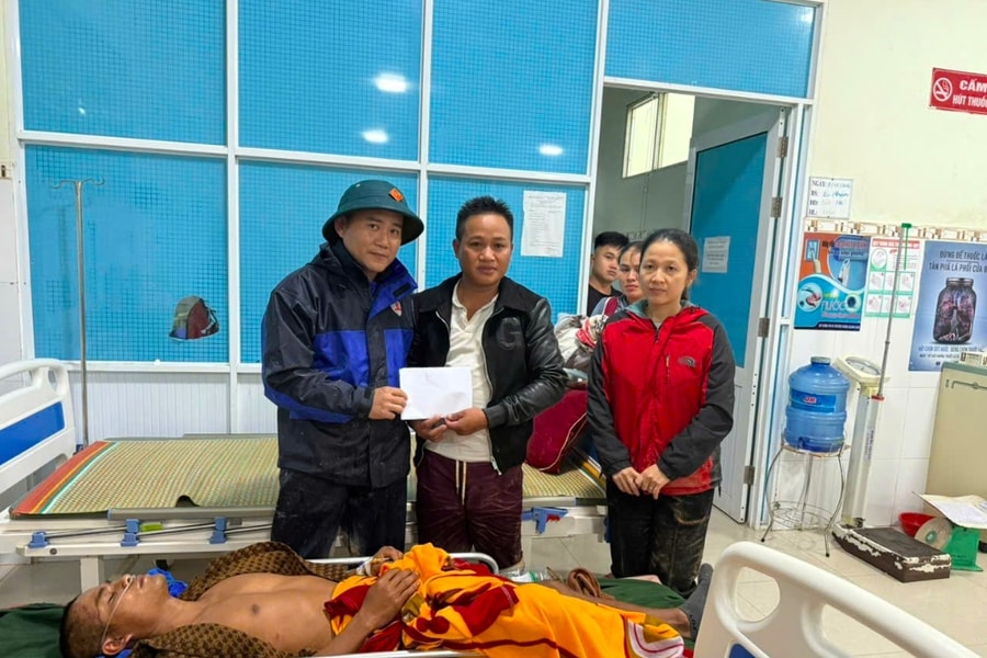 Đà Nẵng khiêng 3 người bị thương do sạt lở vượt 20 km đường núi đi cấp cứu