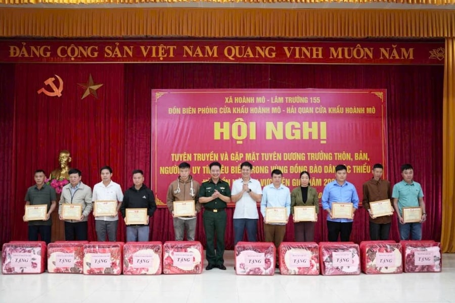 Hoành Mô tuyên dương Người có uy tín tiêu biểu vùng đồng bào DTTS