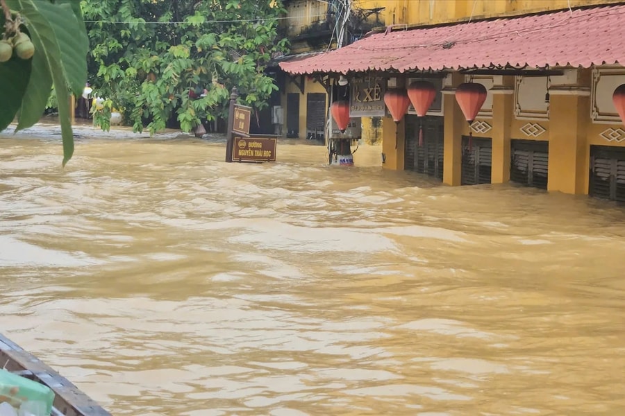 Dự báo Biển Đông sắp có bão, miền Trung vẫn mưa to, lũ trên các sông đang lên