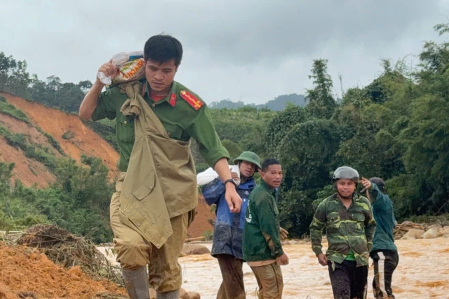 Công an xã miền núi băng rừng, lội suối hỗ trợ người dân trong vùng bị cô lập