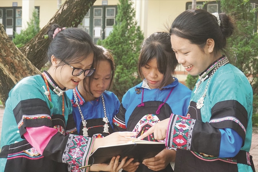 Trợ lực chính sách - Nâng bước học trò vùng khó
