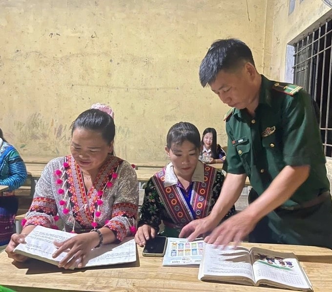 Người lính quân hàm xanh kiên trì thắp sáng tri thức cho đồng bào Mông