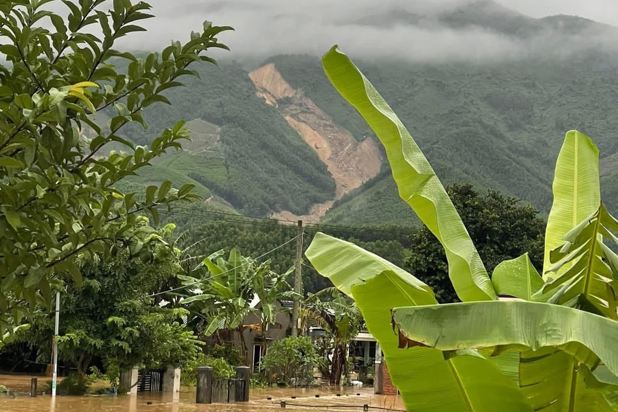Sạt lở đất vùi lấp 1 người đàn ông