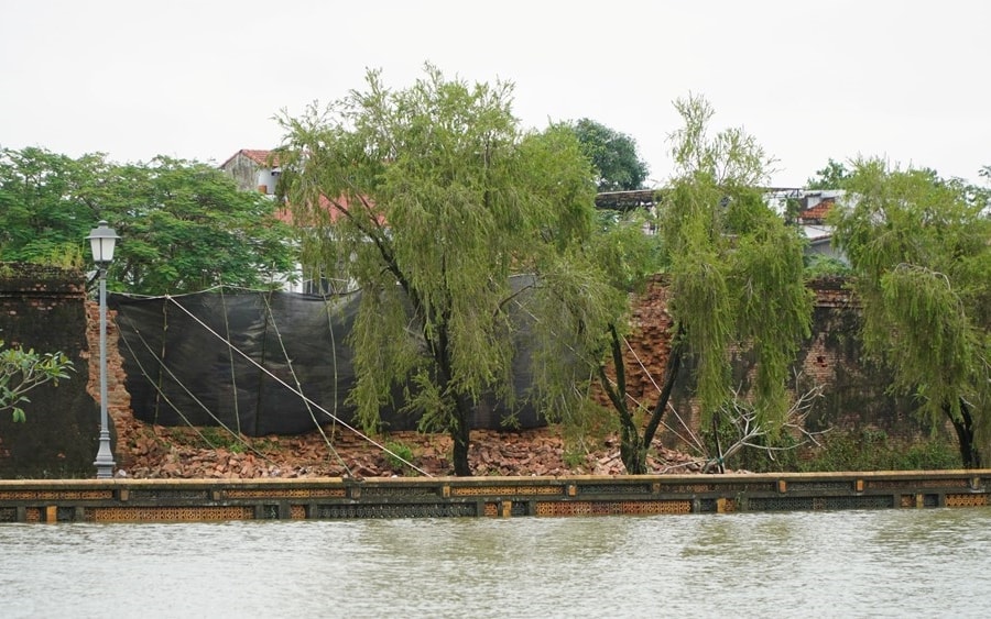 Mưa lớn gây sập tường Hoàng thành Huế