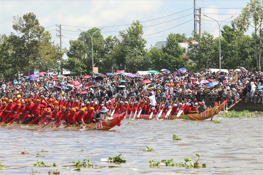 Ghe ngo rẽ sóng, tranh tài trong ngày hội lớn của đồng bào Khmer Nam Bộ