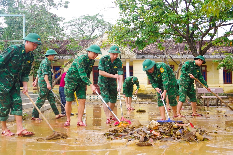 Bộ đội Biên phòng chung tay khắc phục hậu quả mưa lũ ở Quảng Trị