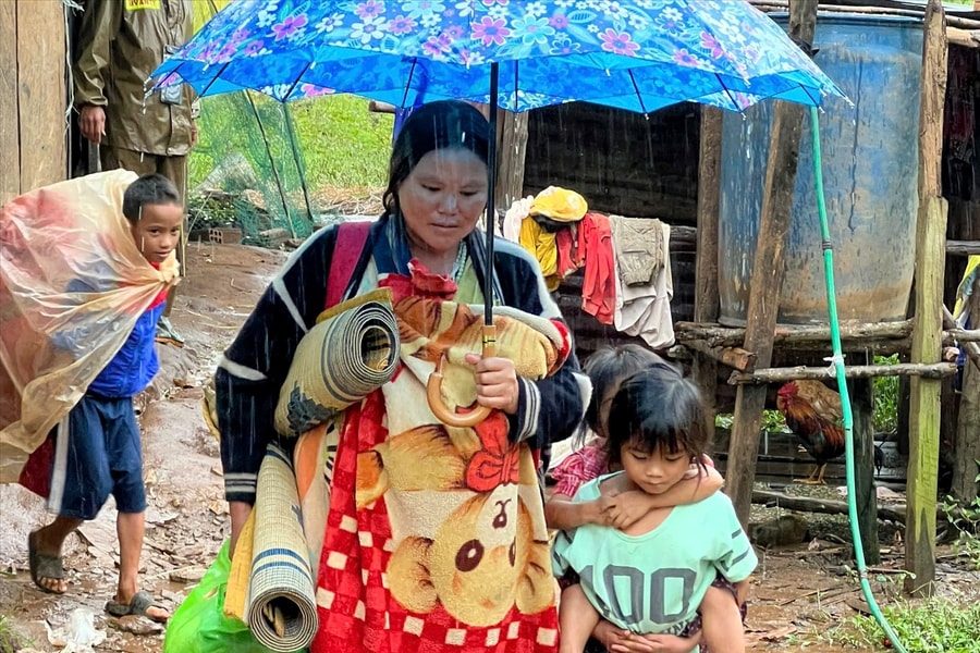 Quảng Ngãi: Tập trung sơ tán các hộ đồng bào DTTS về nơi ở an toàn trước nguy cơ sạt lở, lũ quét