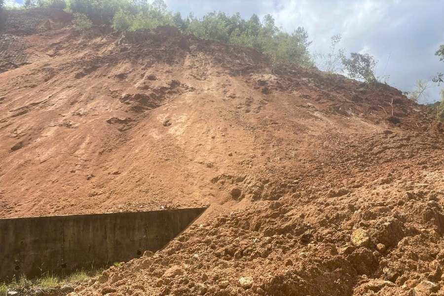 Quảng Ngãi: Sau tiếng nổ lớn, đất đá vùi lấp đường vào Làng du lịch cộng đồng Tu Thó