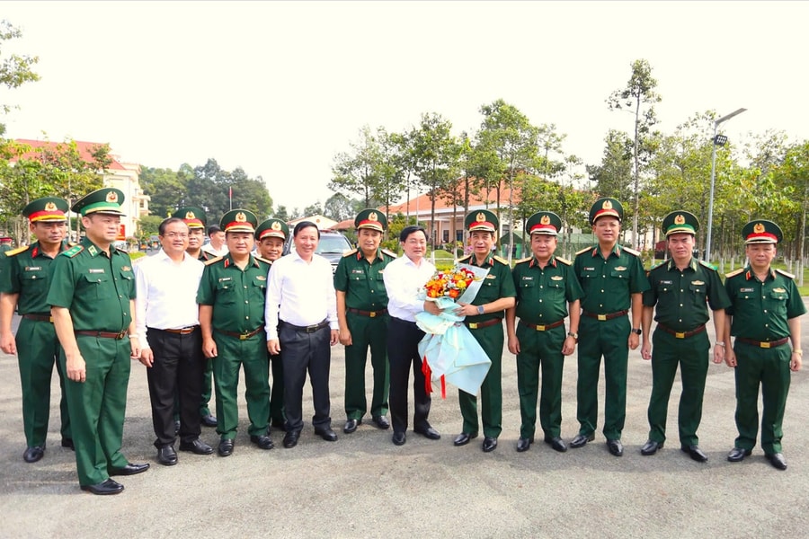 Đại tướng Phan Văn Giang thăm và làm việc với Sư đoàn 5, Quân khu 7