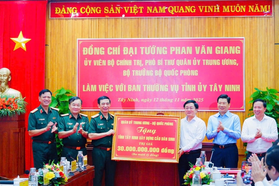 Đoàn công tác Bộ Quốc phòng làm việc với Ban Thường vụ Tỉnh ủy Tây Ninh