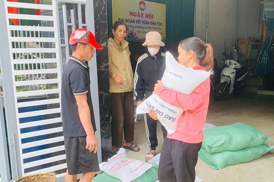 Cấp phát gạo hỗ trợ người dân Mường Lát tham gia bảo vệ rừng