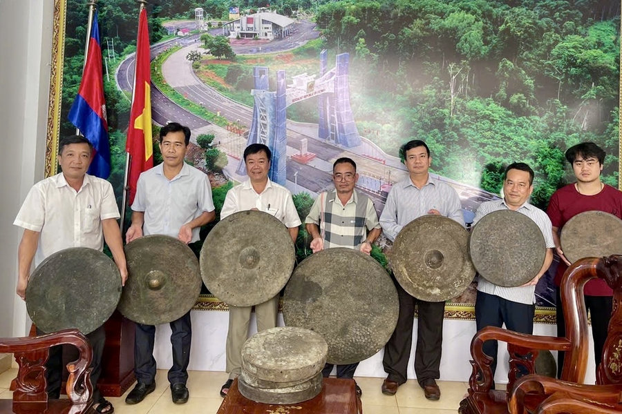 Gia Lai: Một người dân hiến tặng bộ chiêng cổ trị giá hàng trăm triệu đồng