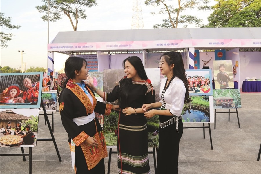 Vị thế của người phụ nữ DTTS trên hành trình mới