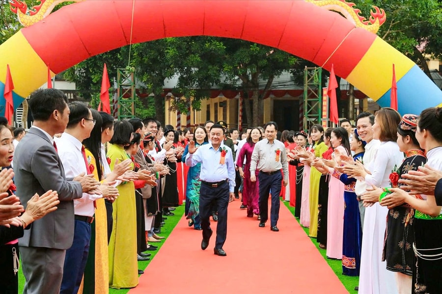 Thường trực Ban Bí thư Trần Cẩm Tú dự Ngày hội Đại đoàn kết toàn dân tộc tại hai thôn Hồ Sen và Ngòi Lẻn