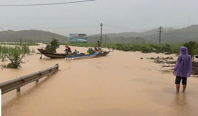 Quân khu V đề xuất Bộ Quốc phòng sẵn sàng trực thăng ứng cứu người dân vùng lũ